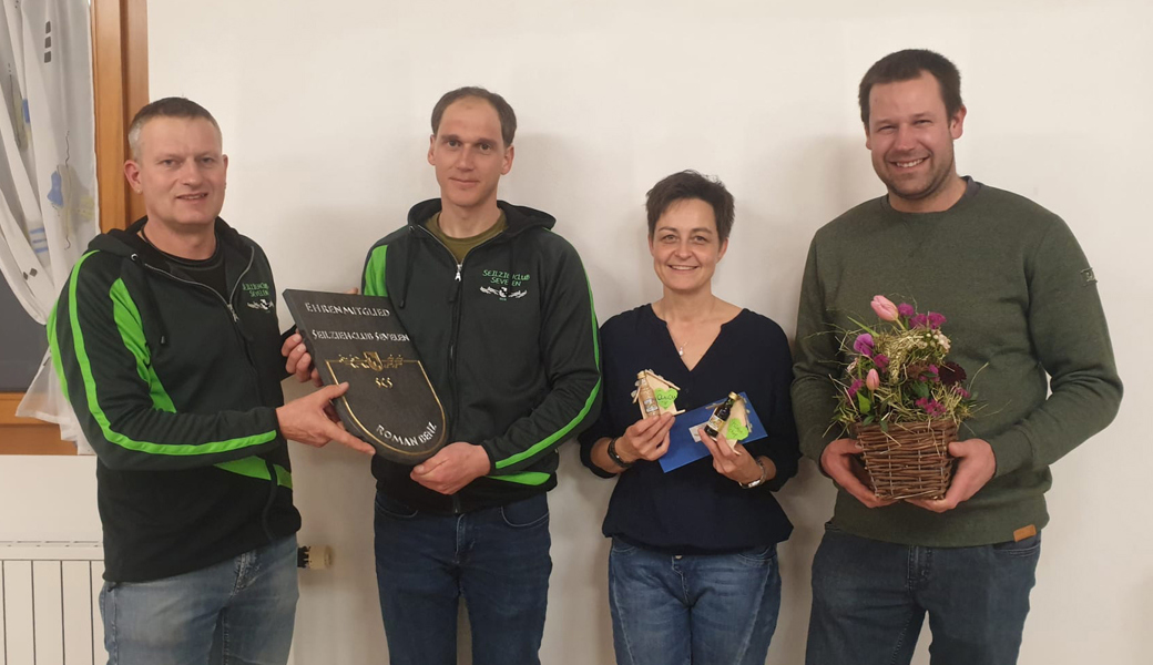  Ehrungen und Verabschiedungen des Seilziehclubs Sevelen in kleinem Rahmen (von links): Marcel Rüdisühli (Präsident), Roman Benz (Ehrenmitglied), Claudia Matter (abgetretene Hüttenchefin) und Niklaus Vorburger (abgetretener Kassier vom Fest-OK). 