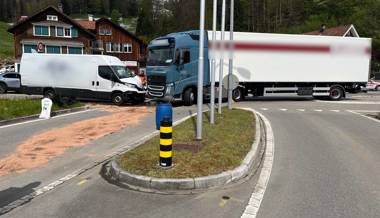 Unfall zwischen Sattelmotorfahrzeug und Lieferwagen