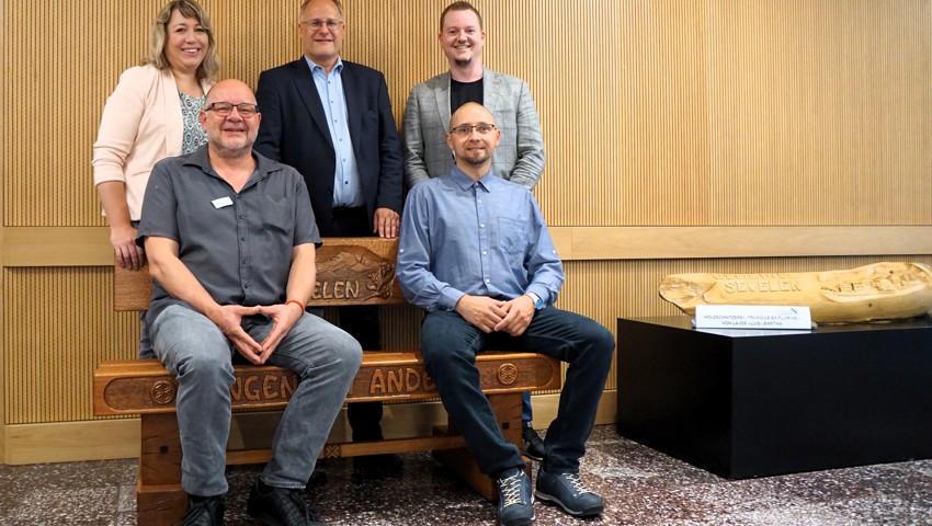 Von links nach rechts: Barbara Samu-Schneider (Gemeinderätin); Martin Göldi (Zentrumsleiter); Eduard Neuhaus (Gemeindepräsident); Marc Spitz (Gemeinderat) sowie Holzschnitzkünstler Lajos Bartha (sitzend).