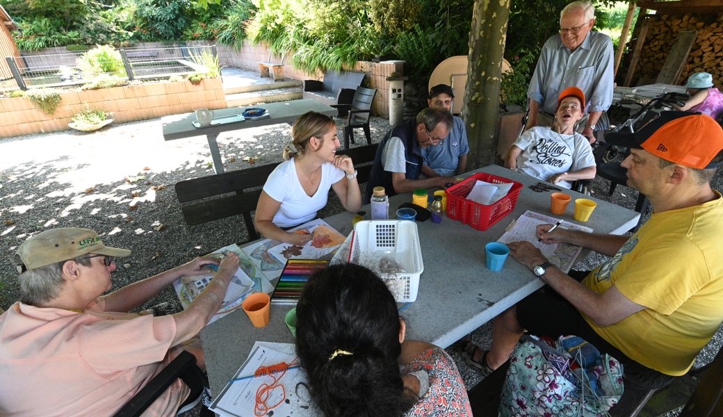 An heissen Sommertagen geniesst man im Wohnheim Neufeld den Schatten der Bäume im grossen Garten ganz besonders.