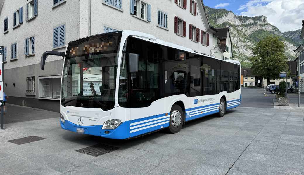 Der Bus kollidierte seitlich mit dem Kickboard-Fahrer. 