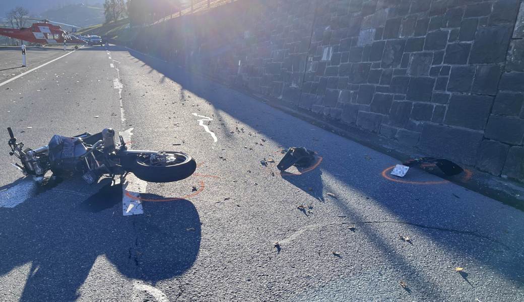 Beim Sturz wurde der Fahrer verletzt; der Töff schlitterte in die Mauer.