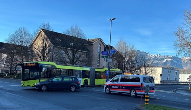 Linienbus schneidet Autofahrer den Weg ab