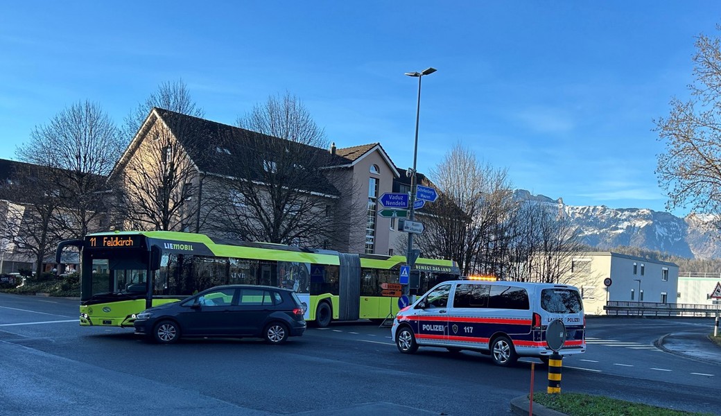 Linienbus schneidet Autofahrer den Weg ab