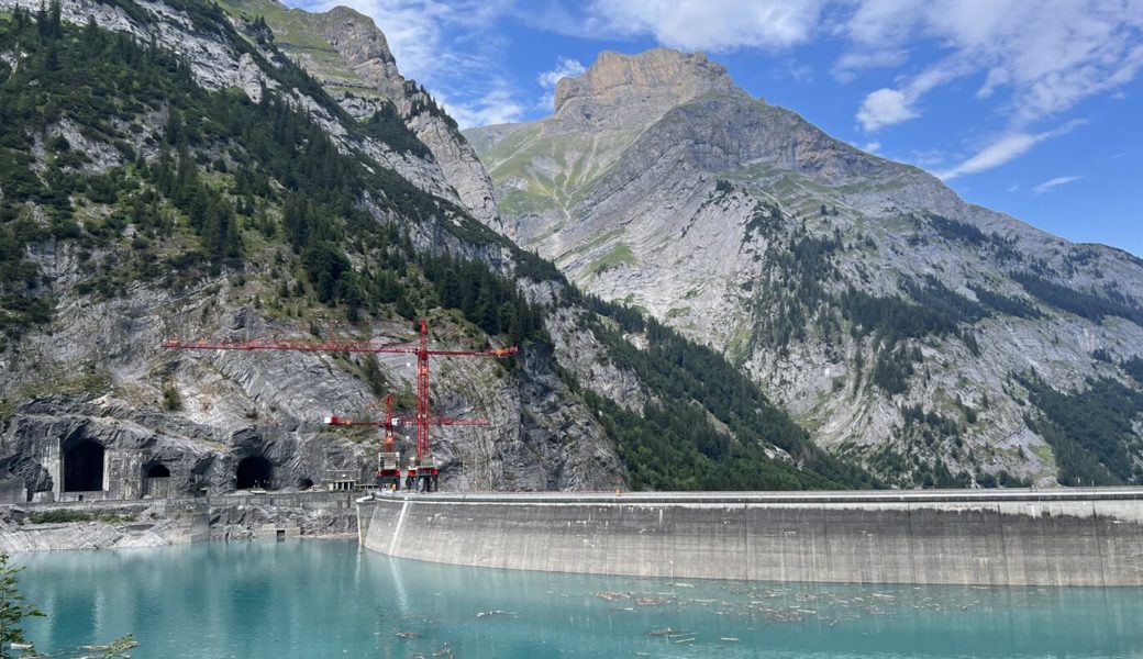  Auf der Staumauer Gigerwald sind die Kräne parat. Bilder: Hans Bärtsch