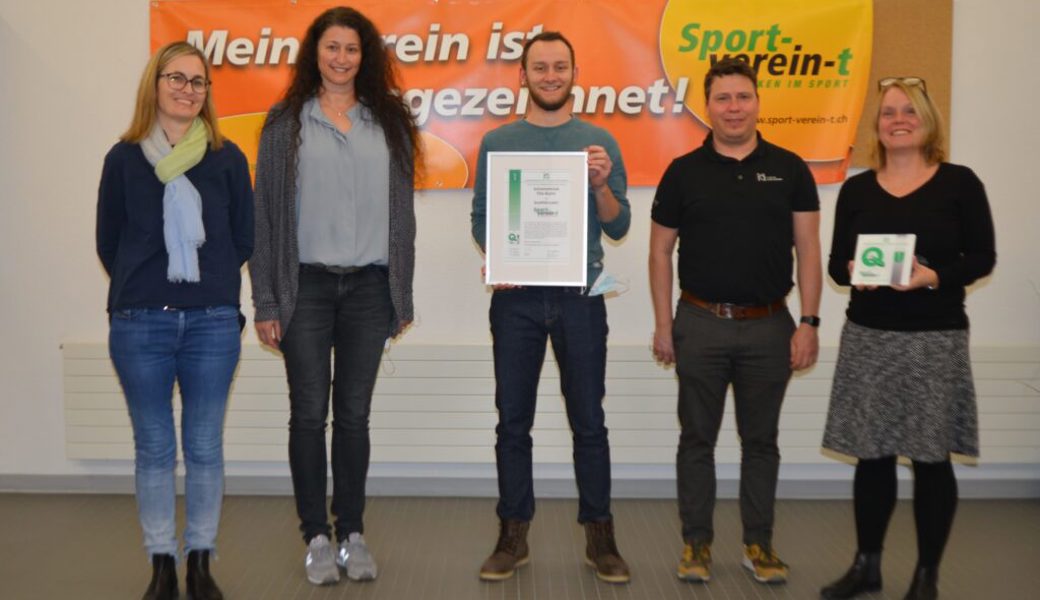  Nun hat auch der Schwimmclub Flös Buchs das Label (von links): Manuela Kalberer (SC Flös), Michelle Weder (Vorstand SC Flös), Moritz Schilling (SC Flös), Stefan Pfiffner (Präsident Kommission «Sport-verein-t») und Barbara Lehner (Vorstand SC Flös). 