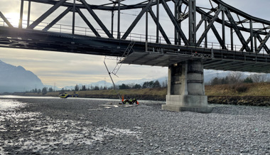 Arbeiter stürzt von Rheinbrücke und verletzt sich schwer