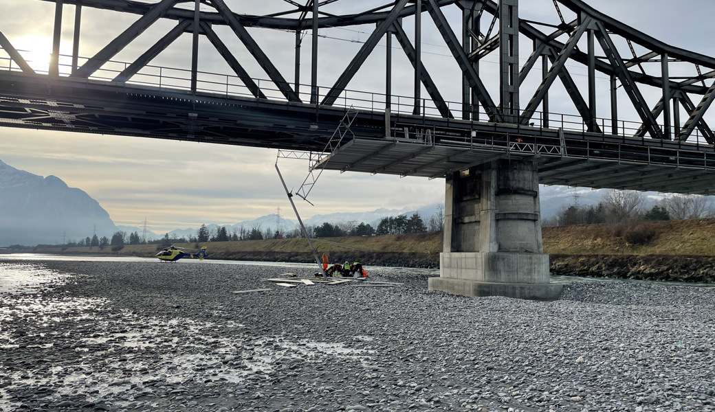 Arbeiter stürzt von Rheinbrücke und verletzt sich schwer