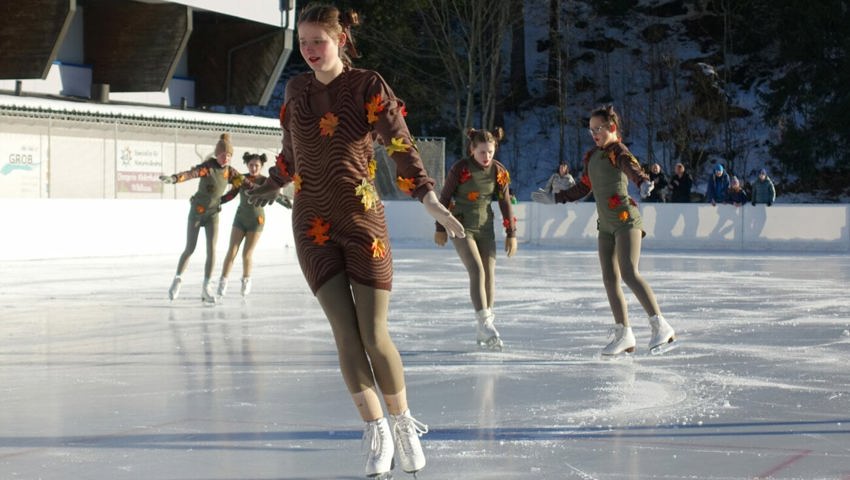  Eine Gruppe von jungen Eisläuferinnen verkörperte die Bäume im Wald. Bilder: Christiana Sutter