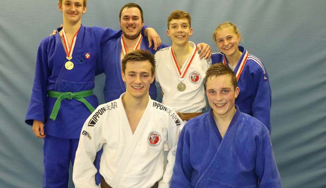 Würdige Vertreter des Judoclubs Buchs an den Schweizer Meisterschaften: Ramon Hardegger, Roman Eggenberger, Manuel Tischhauser, Noémie White (hinten von links), Elias Hardegger und Fabian Tischhauser (vorne von links). PD