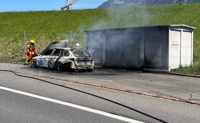 Auto auf Autobahnausfahrt in Vollbrand: Niemand verletzt aber hoher Sachschaden