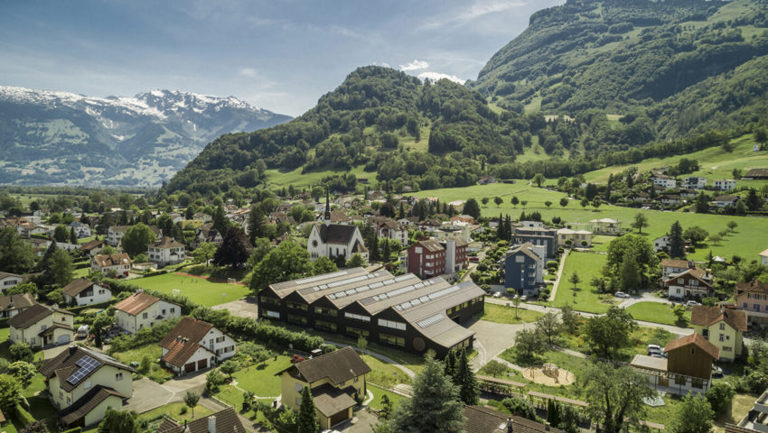  Mehrfach preisgekrönt: Das Azmooser Schulhaus Feld wurde diskret in das Dorfbild eingefügt, trotz doppelter Kapazität. 