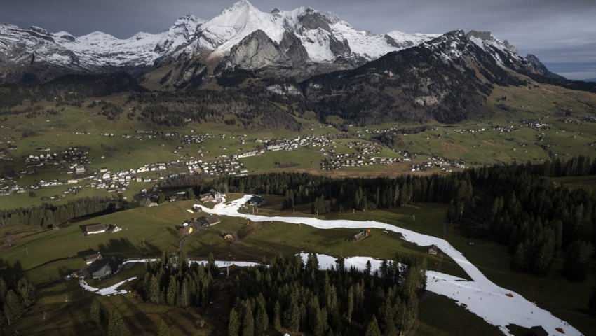  Blick auf eine Kunstschneepiste in grüner Landschaft beim Oberdorf, Wildhaus. 