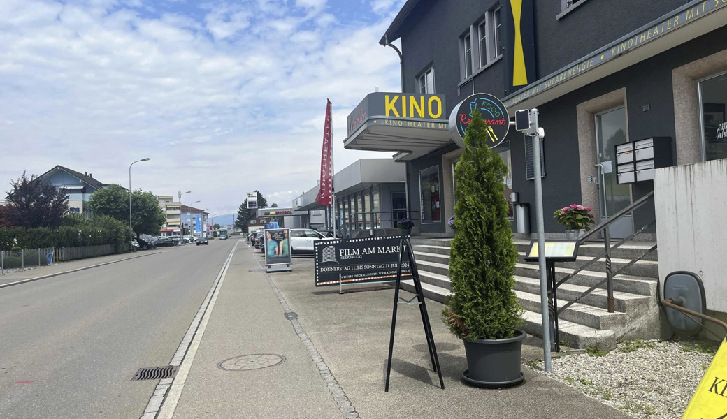 Auf dem Trottoir vor dem Kinotheater Madlen in Heerbrugg war der Rumäne am Muttertag 2022 mit einem neben sich hergeschobenen, ungeordnet bepackten Velo unterwegs. Er widersetzte sich der Routinekontrolle, indem er mit einer Eisenstange auf die Polizisten einschlug.