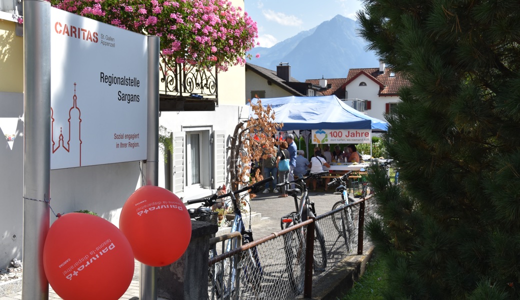 Das Thema Armut stimmt nachdenklich, auch wenn draussen vor der Regionalstelle in Sargans das Jubiläum der Caritas bei schönstem Sommerwetter gefeiert werden kann. 