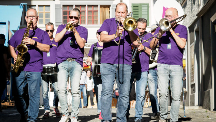  Das ganze Festival über zog die New Orleans Brass Connection durch die Gassen von Lichtensteig. 