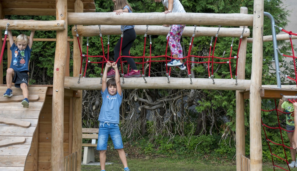 Der neue Turm mit Klettergerüst wurde auf Herz und Nieren getestet.