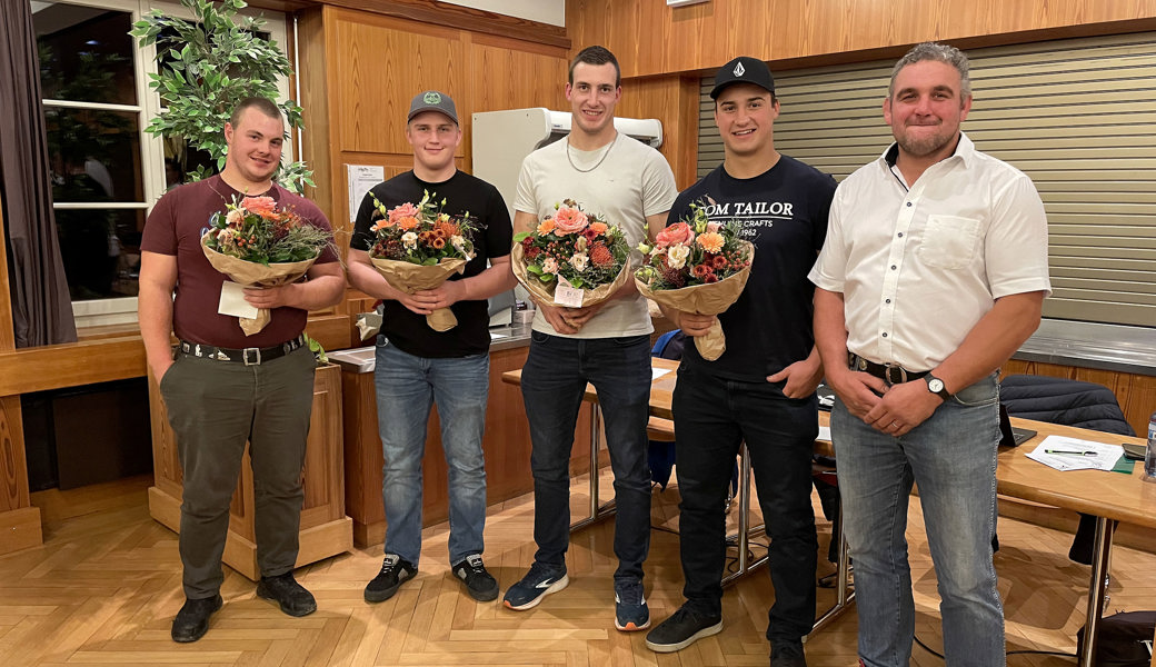 Die erfolgreichen Schwinger Lars Rotach, Patrick Kurmann, Damian Ott und Werner Schlegel wurden von Urban Götte geehrt (von links).