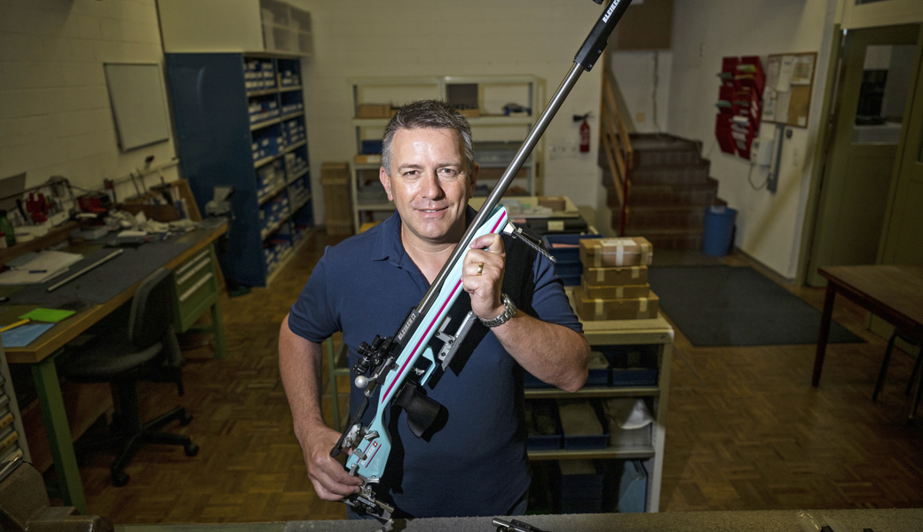 An den Olympischen Spielen in Paris setzen viele auf die Produkte aus Bütschwil. Geschäftsführer der Bleiker Precision Engineering ist Marcel Bürge.