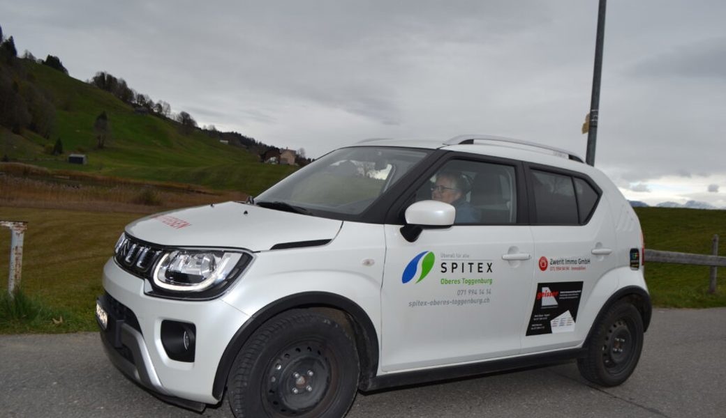  Die Nesslauer Stützpunktleiterin Heidi Hildebrand unterwegs mit einem Spitex-Auto beim Schönenbodensee in Wildhaus. 