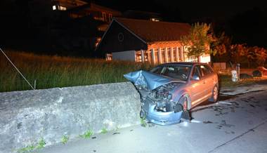 30-Jähriger prallt mit Auto gegen Mauer