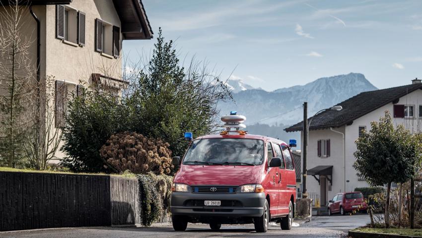 In einem Aussenquartier von Emmen: Die Zivilschutzorganisation und die Feuerwehr testen die mobile Sirene auf dem Dach eines Fahrzeuges.