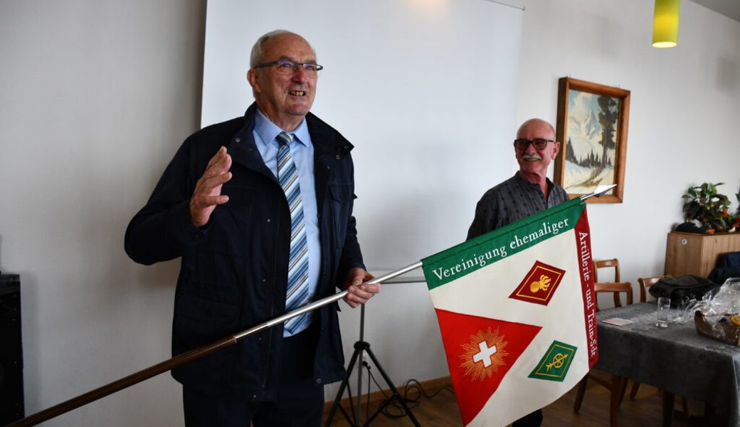  Präsidentenwechsel bei den ehemaligen Train- und Artilleriesoldaten: Peter Senti (links) aus Flums-Kleinberg übergibt an Leo Gschwend aus Grabs. Bilder: Guido Städler