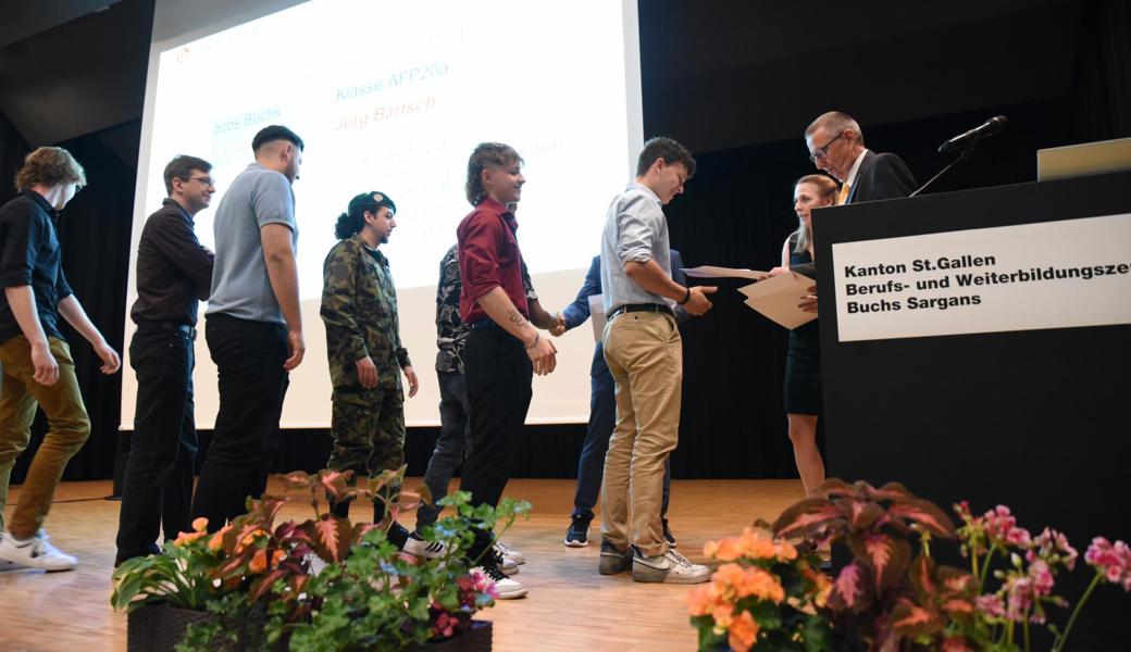 Rund 200 erfolgreiche Absolventinnen und Absolventen von Autoberufen erhielten im BZBS in Buchs ihre Diplome. 