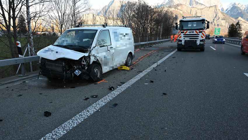 Der Lieferwagen wurde auf den Pannenstreifen geschleudert und kam dort zum Stillstand.