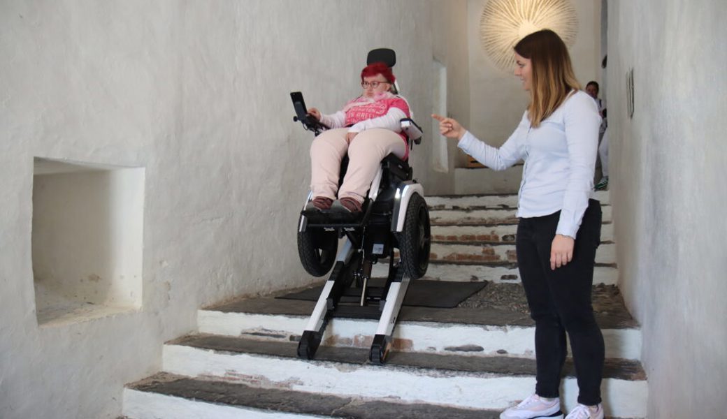  Selbstständig bedient Tabea Gubser den treppensteigenden Rollstuhl mittels Joystick, während Medea Strasser von der Herstellerfirma Scewo von Fall zu Fall Anweisungen erteilt. 