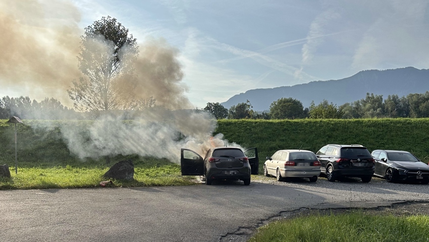 Das Feuer beschädigte auch das benachbarte Fahrzeug.