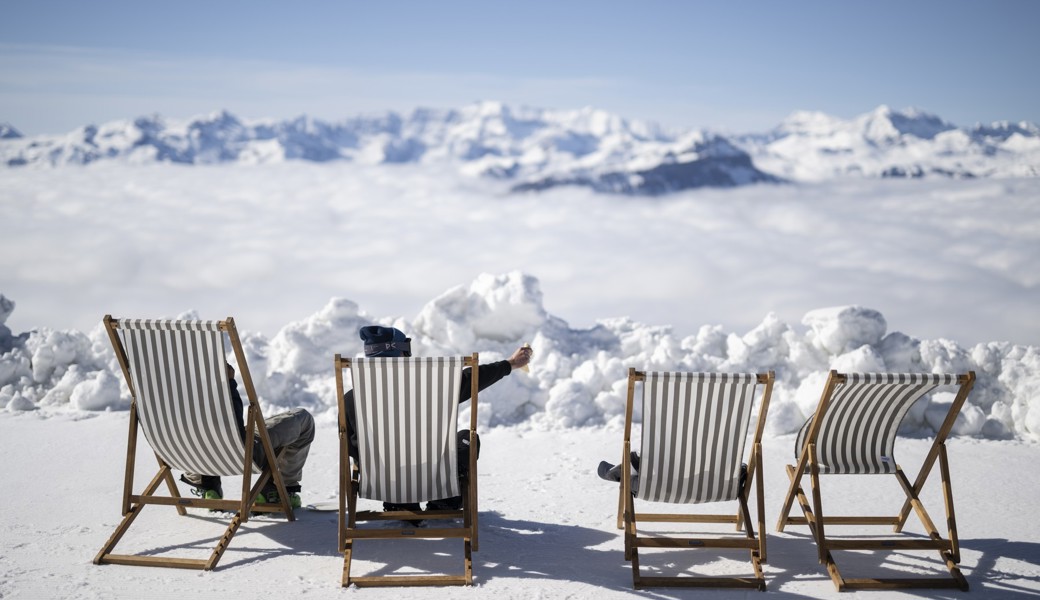 Auf dem Chäserrugg kann wegen grosser Schneemengen über das Auffahrtswochenende Wintersport betrieben werden – oder man geniesst einfach nur das Panorama.