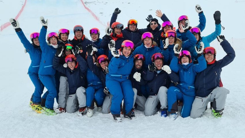  1. April: Die Männer der Toggenburger Schneesportschulen Wildhaus und Chäserrugg gewannen an den Schweizer Meisterschaften im Formationsfahren Gold. 