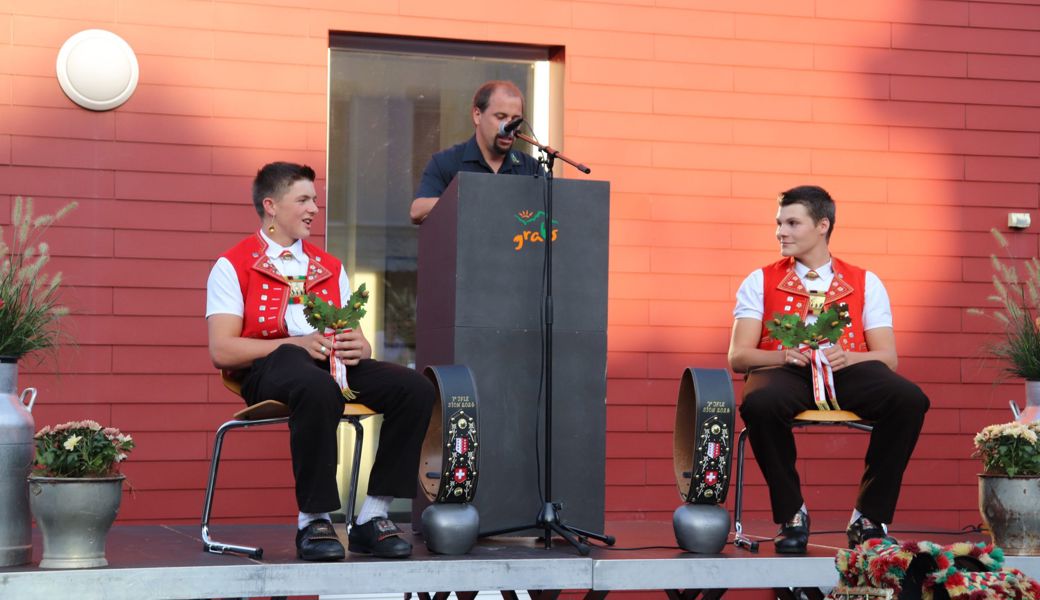 Gemeinderat Markus Rüdisühli (Mitte) fand lobende Worte für Daniel Gasenzer (links) und Johannes Eggenberger.