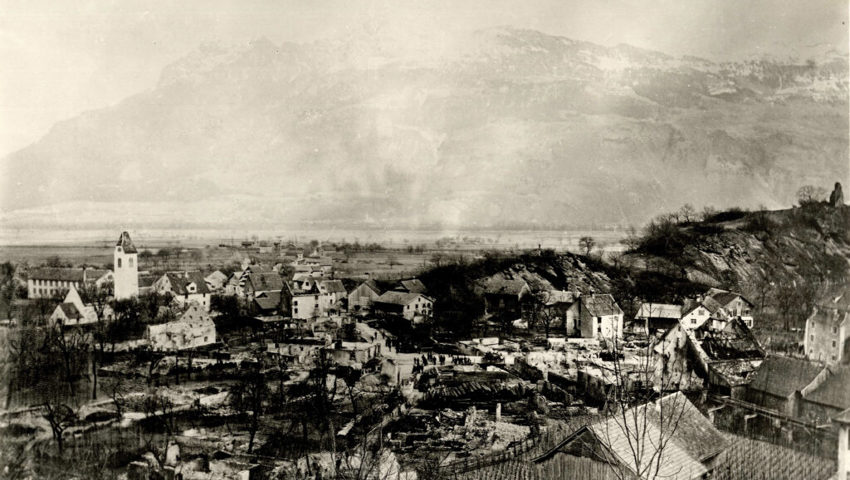  Blick auf das Ruinenfeld des grossen Seveler Dorfbrandes vor 130 Jahren mit evangelischer Kirche (links im Bild). 