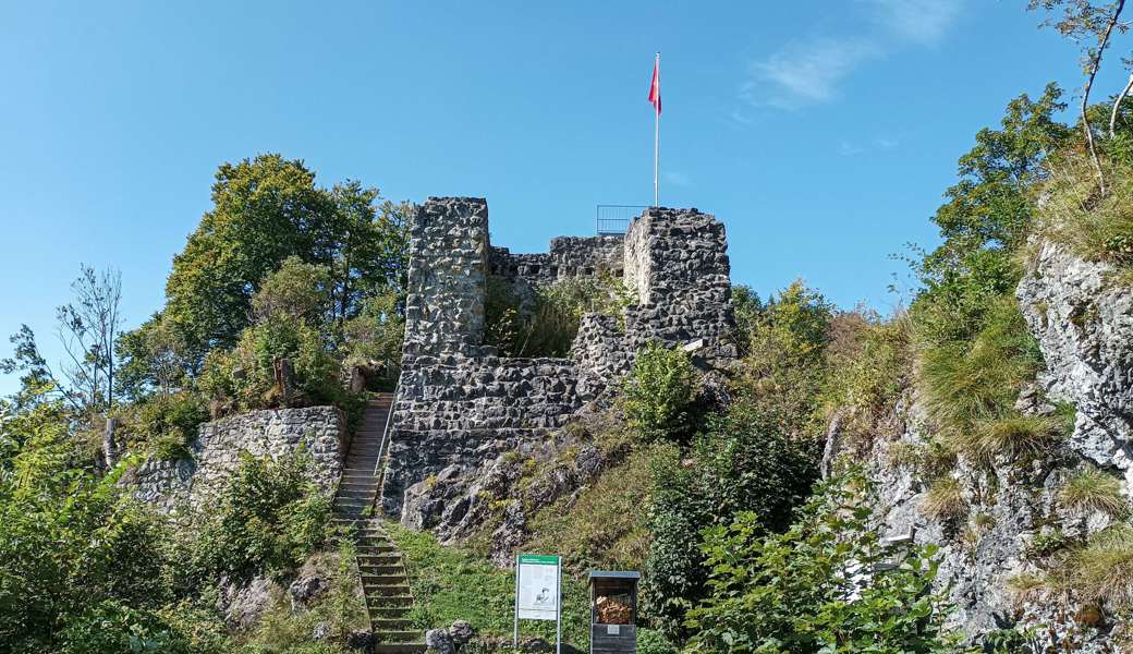 Mittagsrast bei der höchstgelegenen Burg im Kanton, der Wildenburg