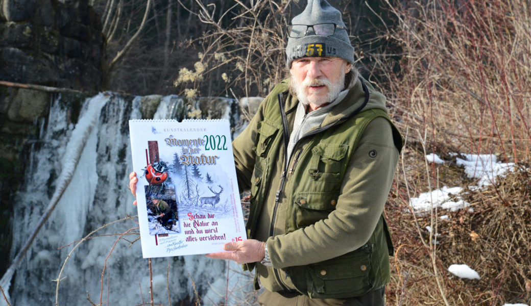  Pips Gantenbein präsentiert den Jubiläumskalender beim Simmibödeli, inmitten der Natur. 