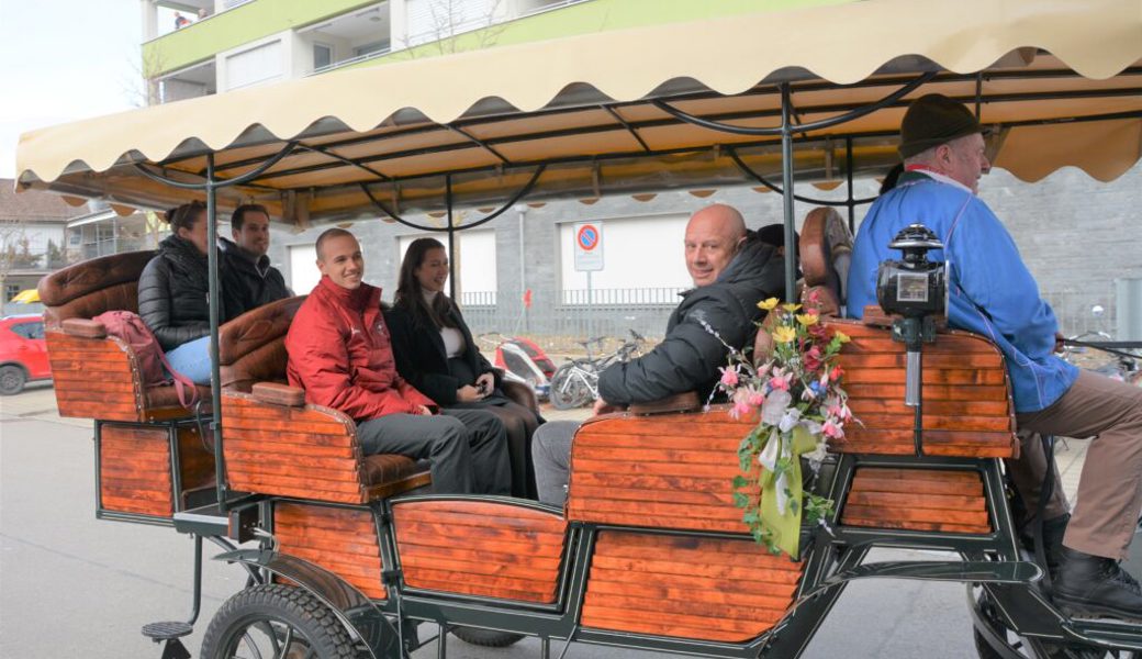  Bronzemedaillen-Gewinner Jan Scherrer wurde mit der Kutsche vom Elternhaus zum Empfang beim Schuppen beim Bahnhof in Ebnat-Kappel gefahren. Der Toggenburger war im Beisein von Ehefrau Sasha sowie seiner Eltern und Geschwister. 