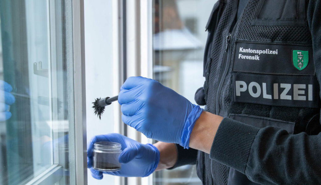  In den Geschäftsräumlichkeiten, in welche die Diebe eingebrochen sind, werden von der Kantonspolizei die Spuren gesichert. Symbolbild: Kantonspolizei St. Gallen
