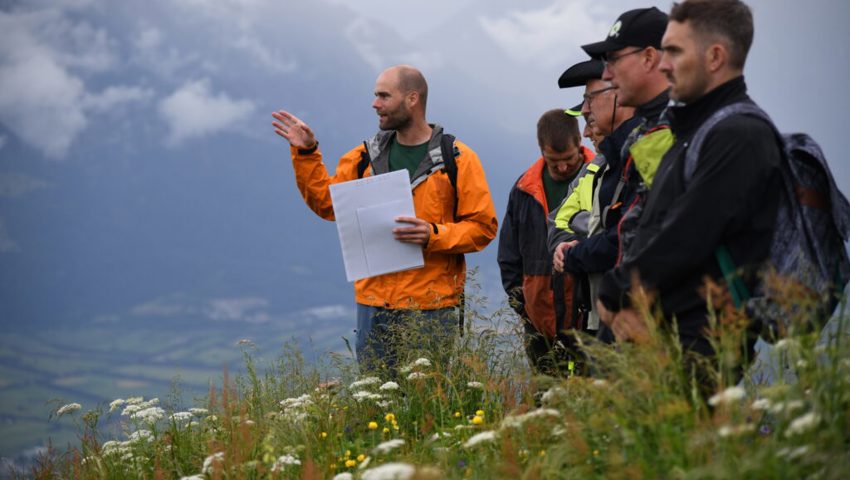  Simon Zürcher führte die Vertreter verschiedener Interessengruppen durch das Projektgebiet.