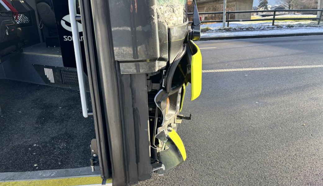 Linienbus fährt beim Abbiegen in Zaun