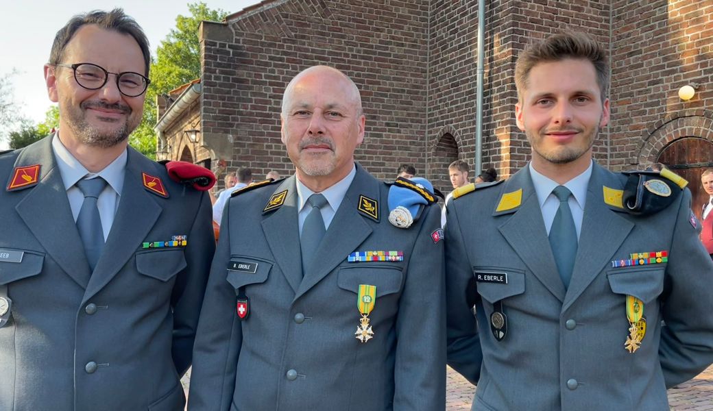 Im Ausgangsanzug von links nach rechts: Hauptman Armin Heeb, Brigadier Beat Eberle, Oberleutnant Robin Eberle