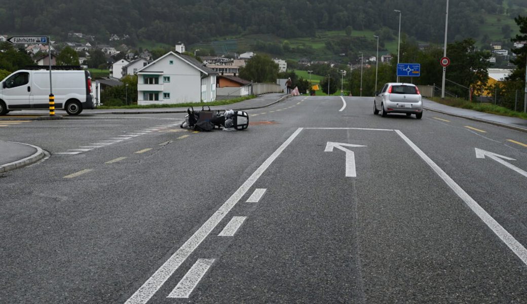  Ein Autofahrer übersah beim Linksabbiegen einen Motorradfahrer. Es kam zur Kollision, wobei sich der Motorradfahrer verletzte. 