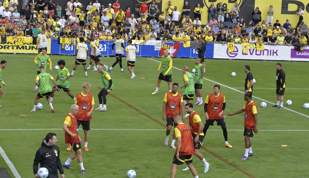 Erster Aufgalopp im Kurort: Weit über 1000 Fans verfolgten das erste öffentliche Training von Borussia Dortmund auf der Sportanlage Ri-Au in Bad Ragaz.