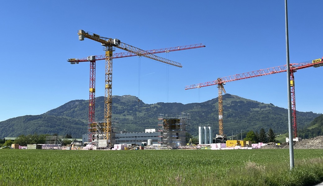 Die beiden hier hochwachsenden Baukörper im Vordergrund sind Teil des Bundesasylzentrums, rechts hinten erweitert der Kanton St. Gallen sein Regionalgefängnis.
