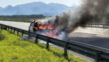 Autobrand und Auffahrkollisionen auf der Autobahn