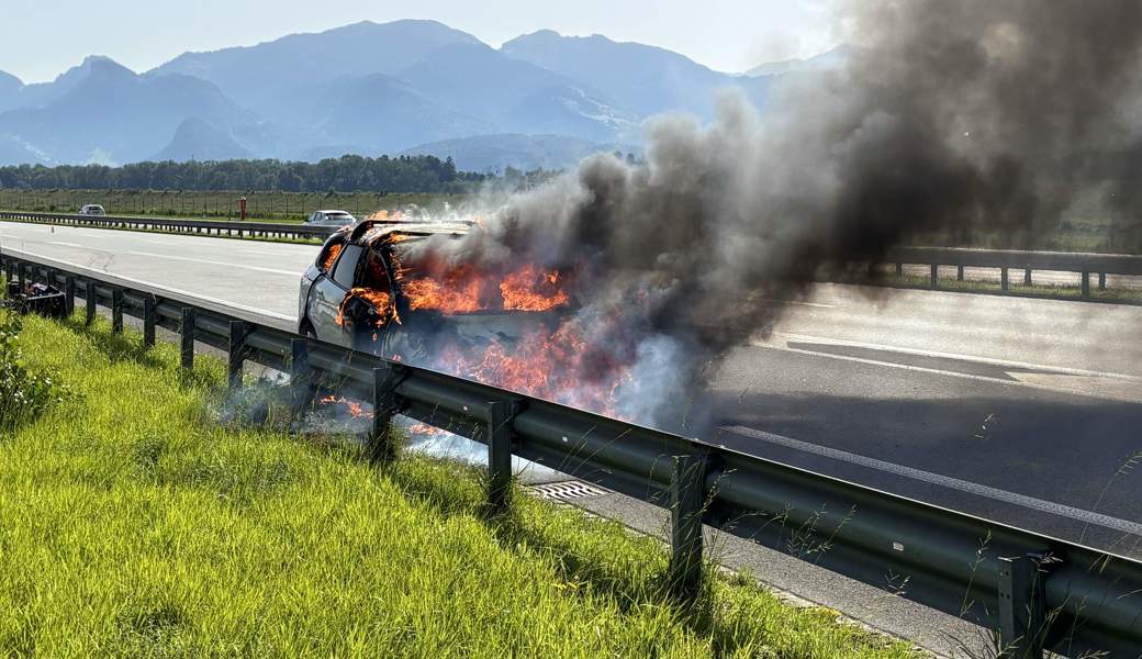 Der Fahrer dieses Autos konnte gerade noch anhalten und aussteigen, bevor sich der Brand im Auto ausbreitete.