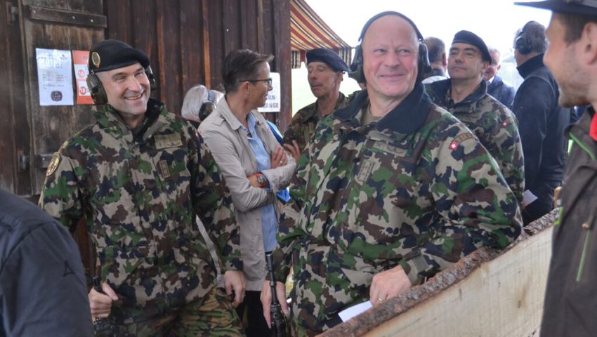  Der Chef der Armee Thomas Süssli (links) und Divisionär Willy Brülisauer liessen es sich nicht nehmen, das Feldschiessen zu absolvieren. 