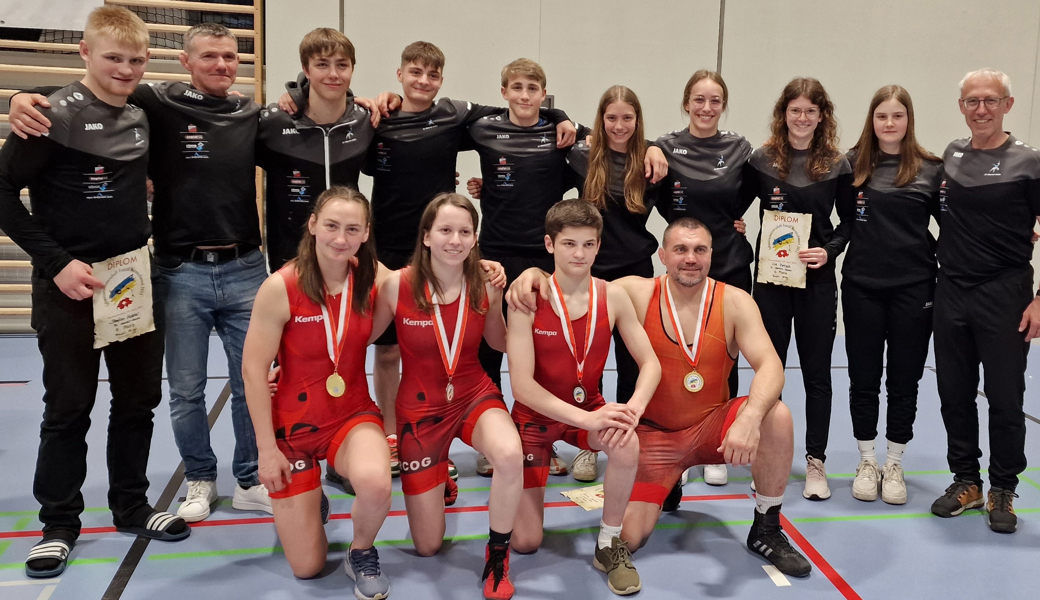 Das Team des RCOG mit den Medaillengewinnern (von links): Sofia Bodnar, Yara Vetsch, Tinio Ritter und Andrii Vyshar.