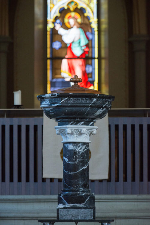  Echte Handwerkskunst: Der Taufbrunnen der Kirche der reformierten Kirche Sevelen. 